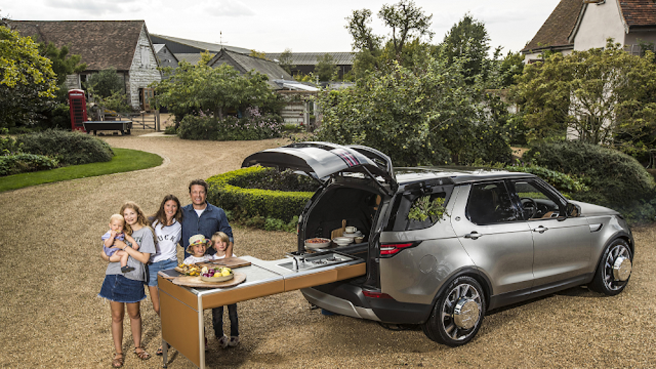 Land Rover Discovery & Jamie Oliver build the ultimate kitchen on the go