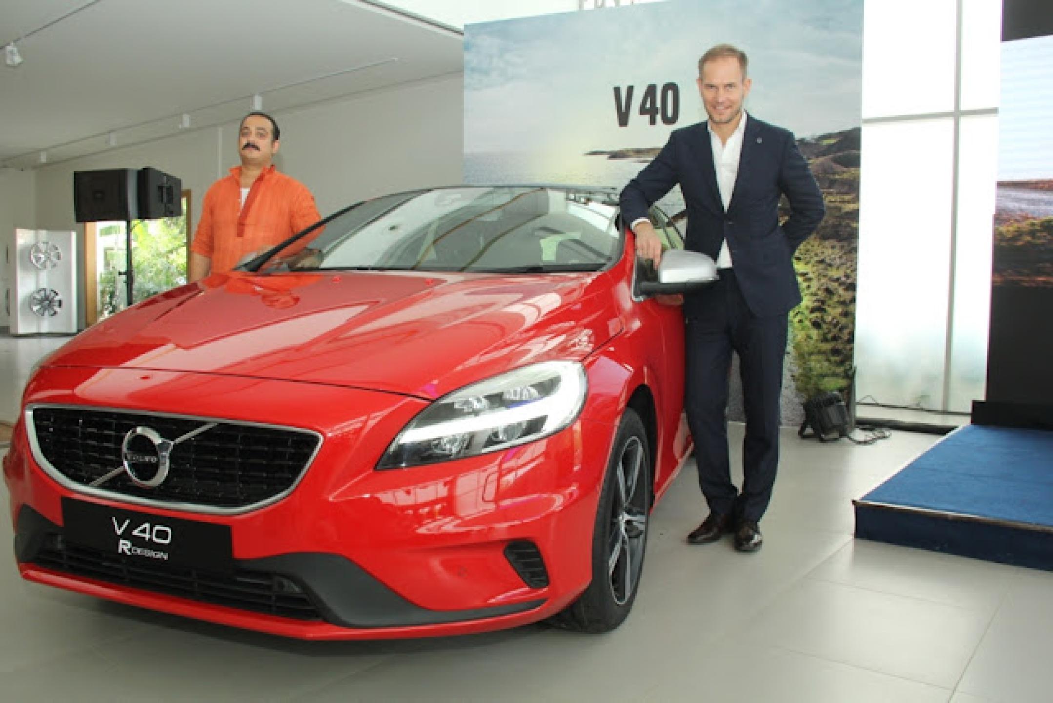 The 2017 Volvo V40 & V40 Cross Country launched in India. Prices start at INR 25.49 lacs