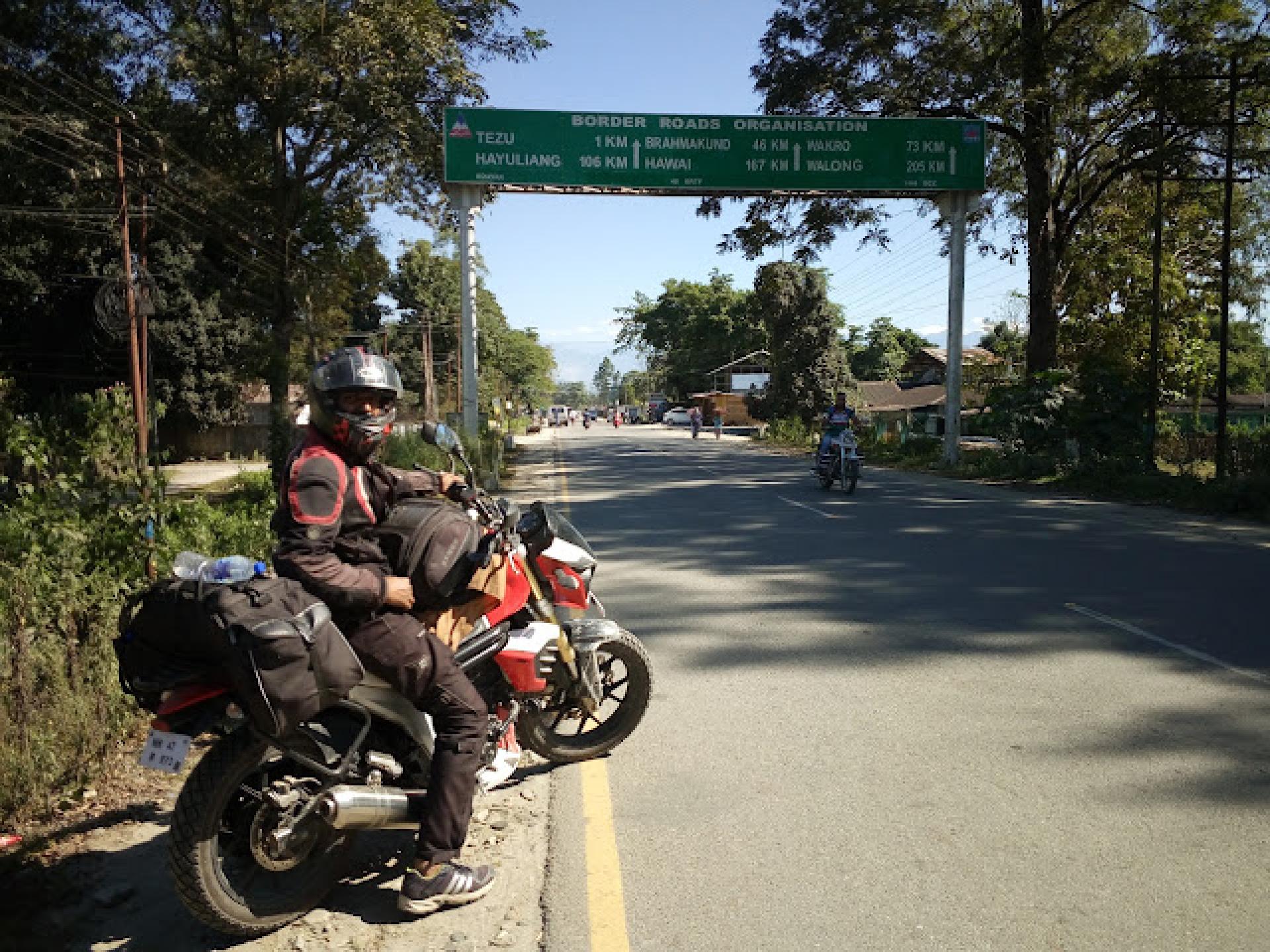 Sudeep NS & Yogesh Chavan ride Mahindra MOJO into the ‘Indian Book of Records’
