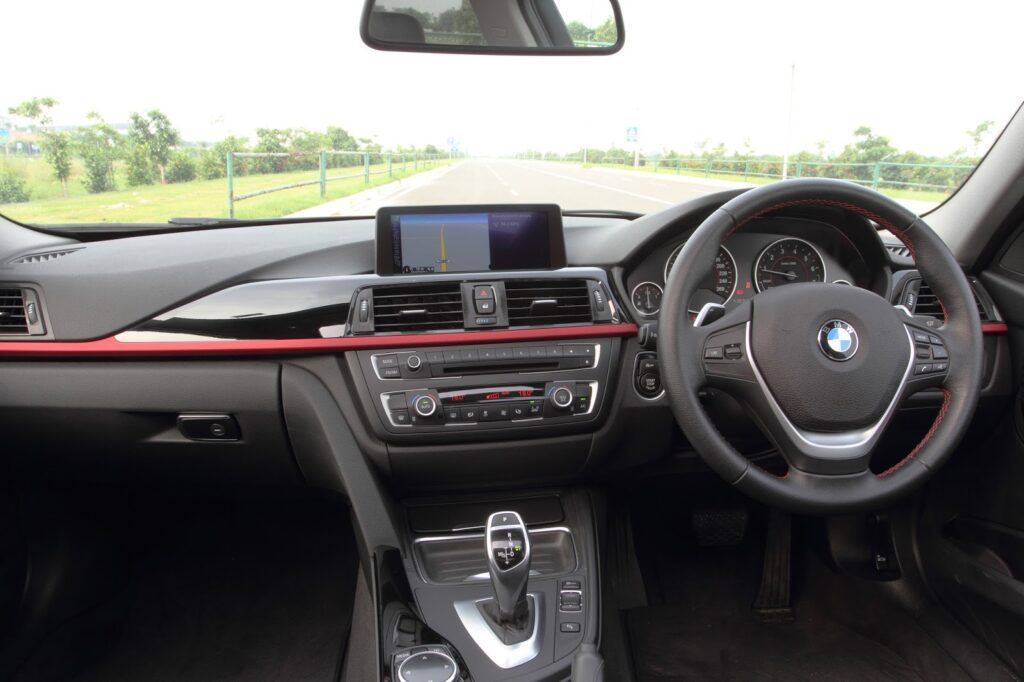 BMW 328i Sport line_interior_console_03