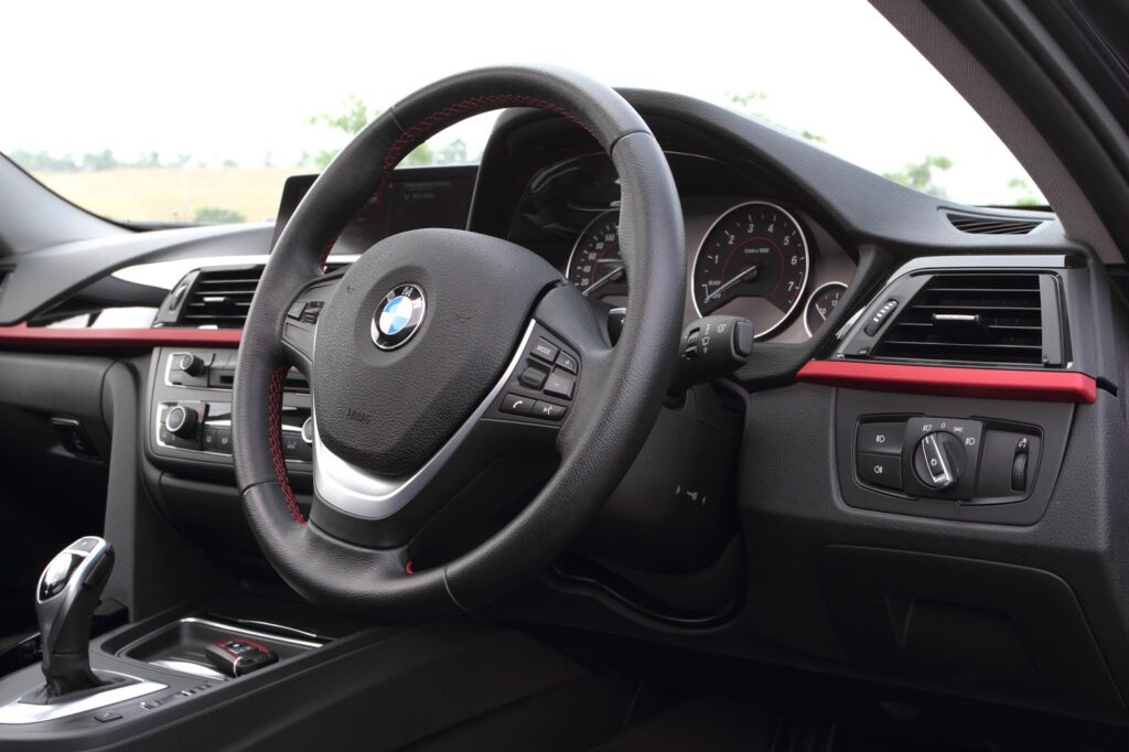 BMW 328i Sport line_interior_wheel_02