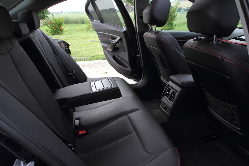 BMW 328i Sport line_interior_seats_05