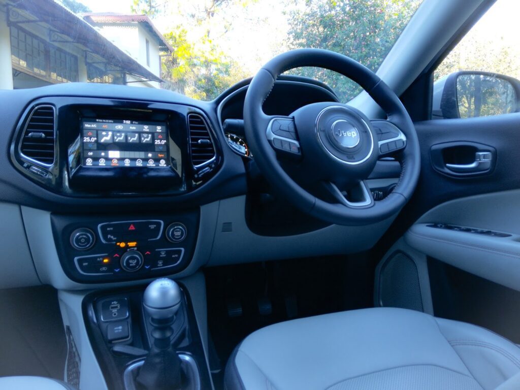 Jeep Compass Limited Option 4X4 2.0 Diesel_interiors_03