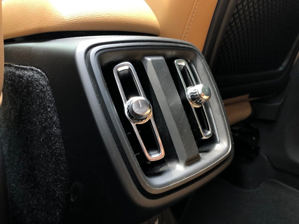 Volvo XC40 interior view -03